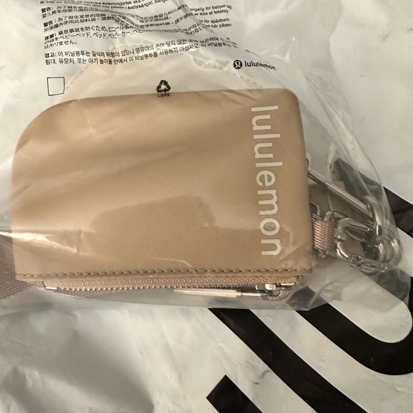 BNWT (goes with anything 🙌) Trench & White Opal Lululemon Dual Pouch - Picture 7 of 15